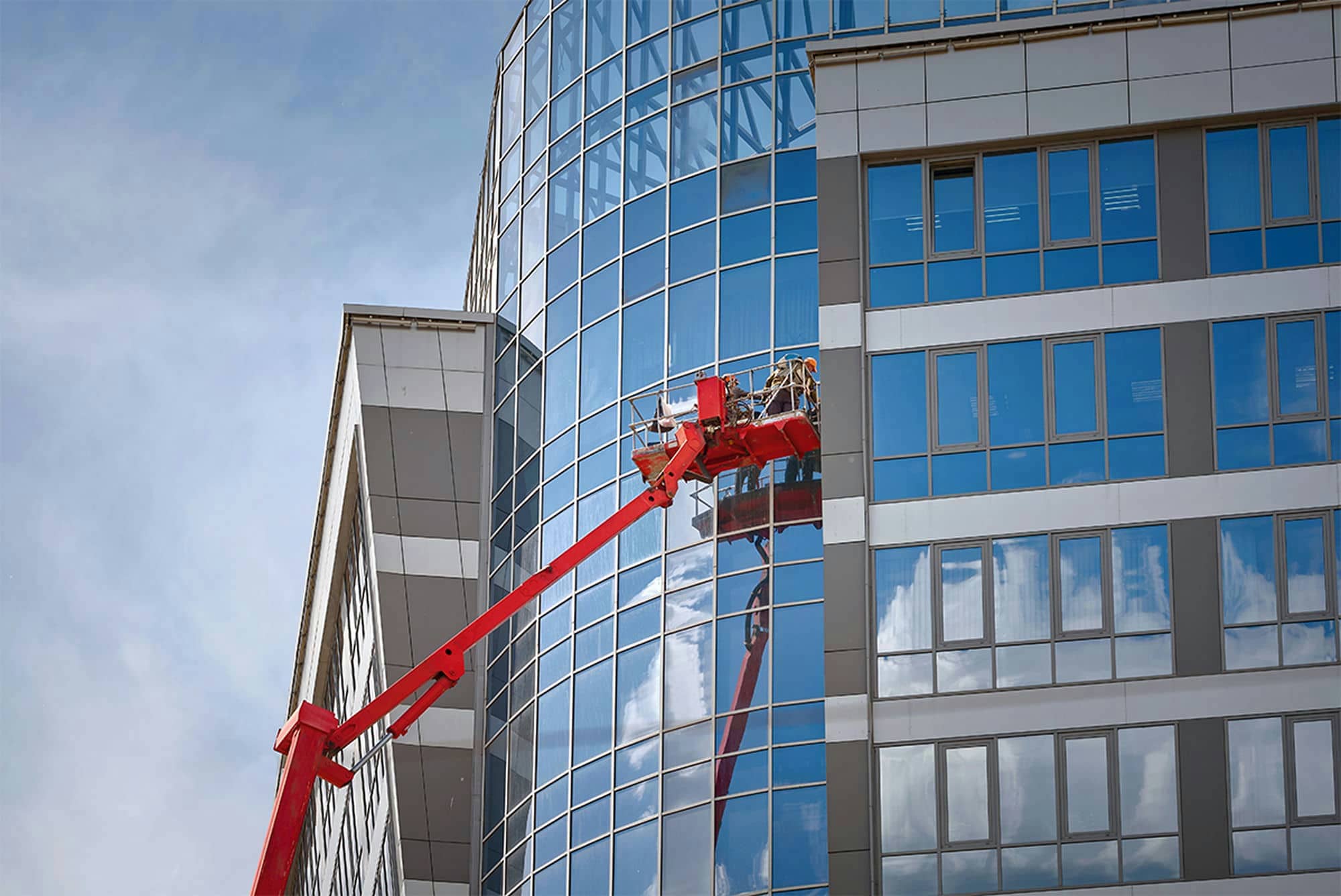 Fassadenreinigung mit einer Teleskop-Arbeitsbühnen