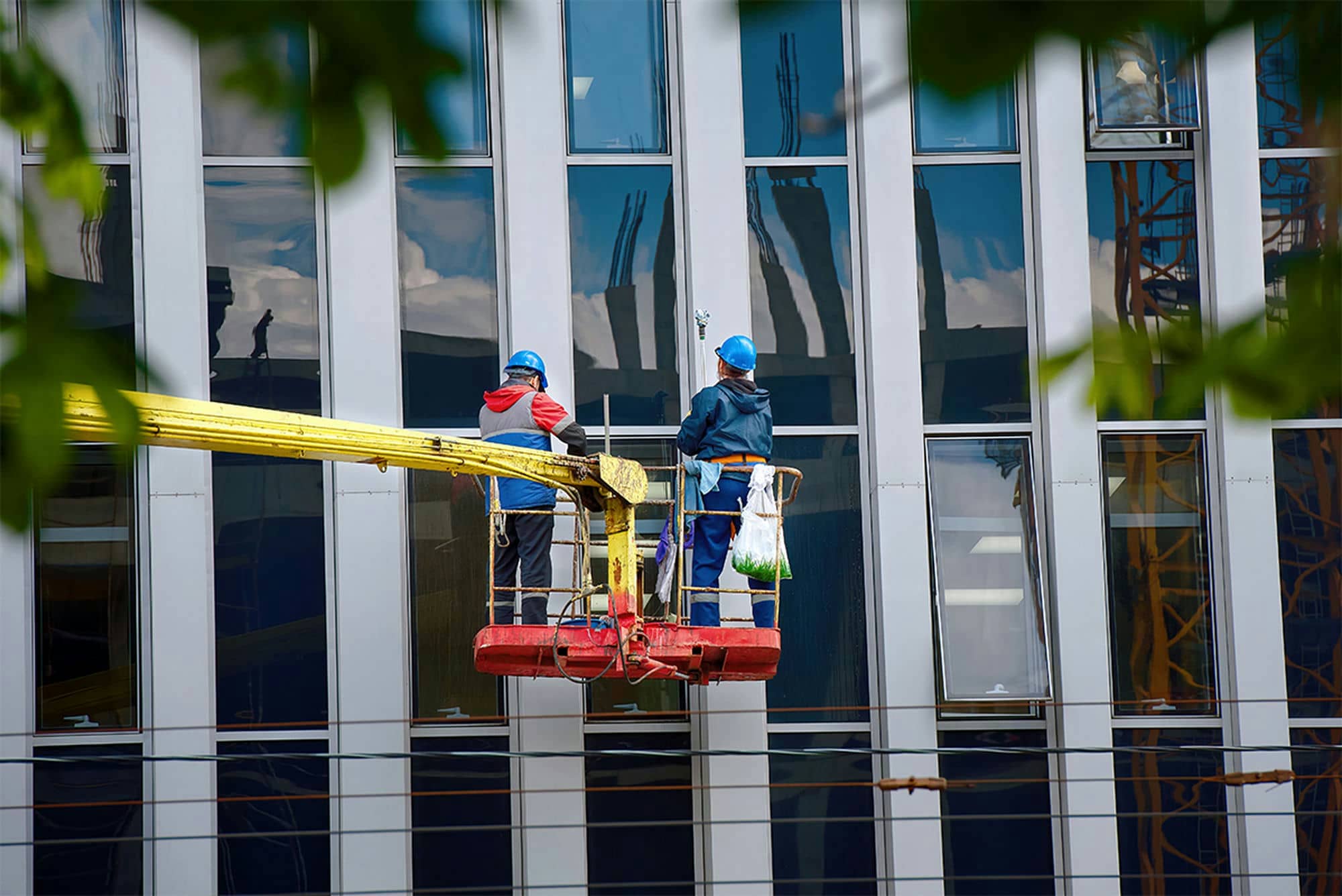 Mann reinigt ein Fenster