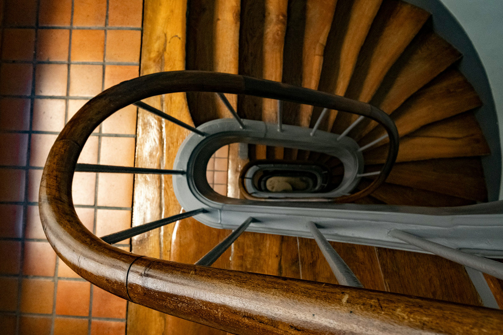 Ein gereinigtes Treppenhaus mit Holzstufen in einem Altbau in Köln