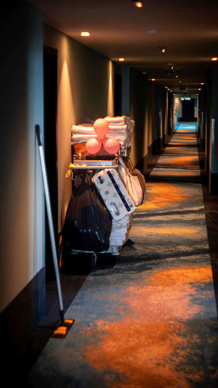 Ein Zimmerservice Wagen auf einem Hotelflur in Köln