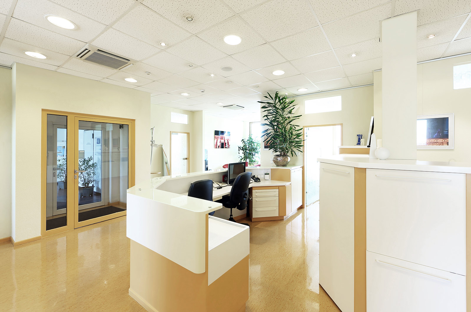 Moderner Empfangsbereich mit Blick auf den Thresen in einer Praxis